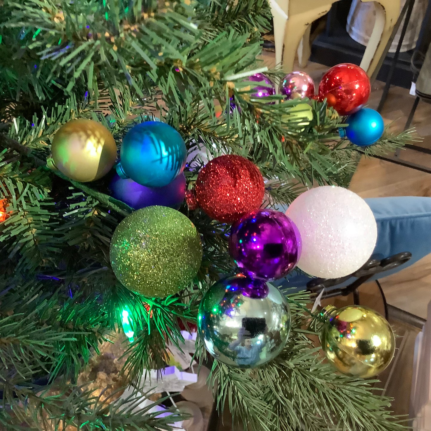 Multicolored ornament pick