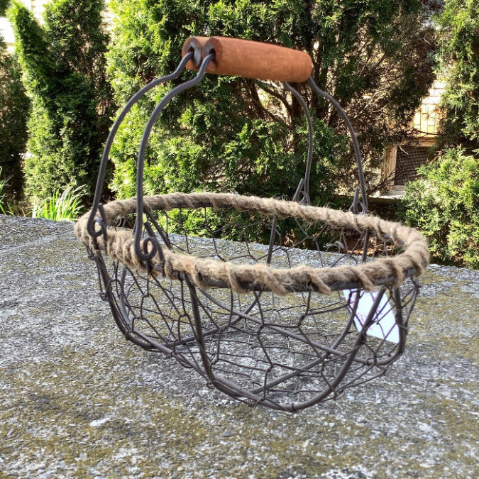 Chicken wire basket with wood handles